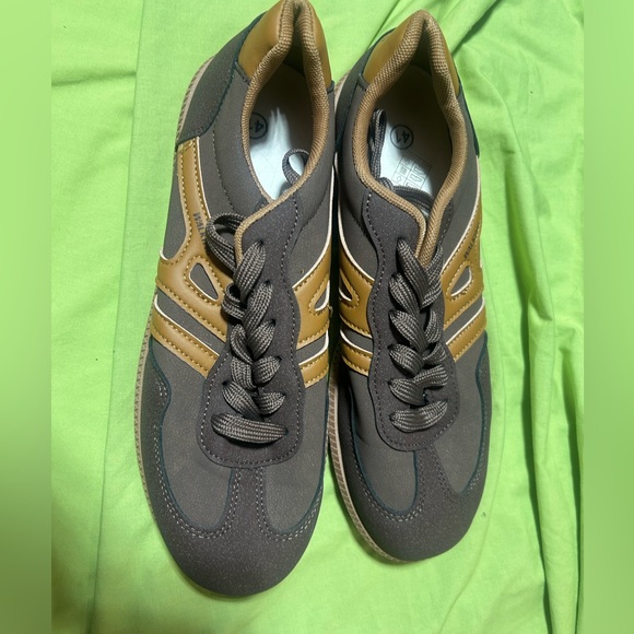 NEW Stylish Men's Sneakers in Brown and Tan - Picture 2 of 4